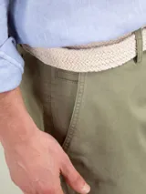 Bermuda lisa color verde agua, marca El Ganso, corte regular fit, con bolsillos laterales y traseros con cintas insertadas. Tinte pigmentario consiguiendo un color desgastado.