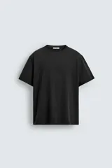 Camiseta de cuello redondo y manga corta, con corte regular fit y tejido de peso medio.