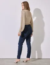 Jean skinny de tiro medio, confeccionado en denim elastizado. Presenta un corte ajustado desde la cadera hasta el tobillo, con diseño clásico de cinco bolsillos funcionales y costuras reforzadas a tono.