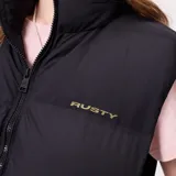 Chaleco puffer negro con cierre frontal, cuello alto y logo de la marca bordado en el pecho. Cuenta con bolsillos laterales y diseño acolchado.