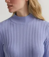 Polera color camel de punto acanalado, con cuello alto y mangas largas.