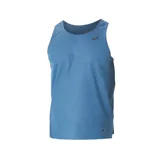 Musculosa de running Asics para hombre, color celeste con pequeños orificios para ventilación y logo de la marca en el pecho.