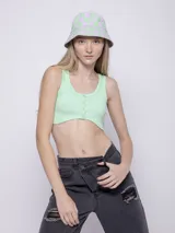 Top básico color verde agua, de tela texturada, sin mangas y con cuello redondo. Cuenta con cuatro botones y terminación en curva en delantera.