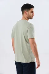 Remera azul marino de manga corta con cuello redondo y estampa frontal de un paisaje de playa con palmeras y el texto 'Legacy Beach Club'.