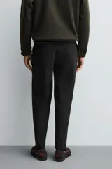 Pantalón regular fit color azul marino, confeccionado en tejido elástico. Cuenta con bolsillos frontales, bolsillos traseros de vivo con botón y cierre frontal con cremallera y botón.