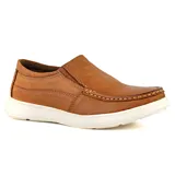 Zapato casual Hi-Tec Eros color marrón, estilo mocasín, con capellada de cuero, elásticos laterales y suela blanca de goma.