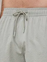 Short de baño texturizado color azul con cintura elástica y cordón ajustable.