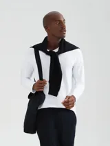 Camiseta unisex de manga larga color beige, con escote en V.