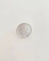 Anillo plateado con una pieza irregular de nácar.