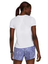 Remera deportiva de manga corta Under Armour modelo Launch Shortsleeve, de color blanco, con cuello redondo y diseño ligero y transpirable ideal para running.