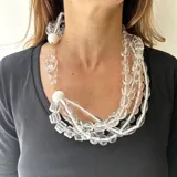 Collar de varias vueltas con cuentas de resina translúcida color rojo y naranja, con diferentes formas y tamaños.