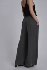 Pantalón palazzo gris con apliques de lentejuelas y mostacillas formando flores.