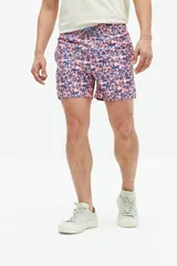 Short de baño con estampado botánico en tonos rosado y azul marino. Presenta cintura elástica con cordón ajustable, dos bolsillos laterales y uno trasero.