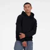 Hoodie de corte relajado color negro, confeccionada en suave tela french terry. Cuenta con capucha, mangas largas, bolsillo tipo canguro, inserción en forma de V en el cuello y el logotipo bordado de New Balance en el pecho.