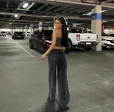 Pantalón de jean estilo wide leg con tiro bajo, en color negro lavado. Presenta un corte recto y holgado, con cierre frontal y bolsillos clásicos.