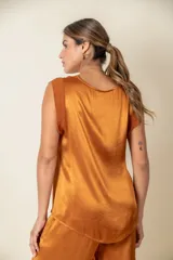 Blusa blanca de seda viscosa con escote en V y mangas cortas con detalle de gasa.