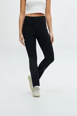 Jean negro de tiro alto, corte ajustado y largo al tobillo.