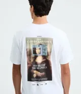 Remera blanca de algodón con estampado frontal de la Mona Lisa en un recuadro, y estampado artsy en la espalda. De corte comfort, cuello redondo y manga corta.