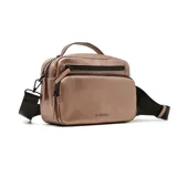 Cartera bandolera de cuero sintético color negro, con diseño rectangular, cierre superior, bolsillo frontal con cierre y manija superior. Incluye correa larga ajustable y extraíble para usar al hombro o cruzada.