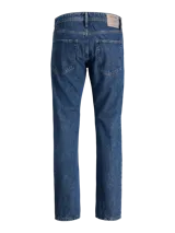 Jean azul de tiro medio y corte tapered. Diseño clásico de cinco bolsillos y cierre con botón.