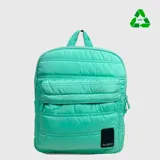 Mochila acolchada de diseño clásico en color rosado, fabricada con material reciclado rPET. Cuenta con un compartimento principal amplio, bolsillo frontal con cierre, correas acolchadas ajustables y etiqueta de marca en la parte inferior.