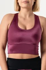 Top deportivo de color azul francia, con escote redondo y breteles anchos. Presenta un diseño de faja ancha en la parte inferior para mayor sujeción y ajuste al cuerpo.