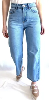 Pantalón de jean celeste de corte recto y tiro alto.