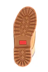 Bota de cuero color tostado con cordones, suela track y detalle de cuello acolchado marrón.