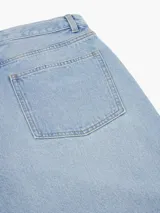 Jean de corte relajado y tiro medio, confeccionado en denim de algodón. Presenta pierna ancha, diseño de cinco bolsillos y un lavado claro con efecto vintage.