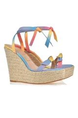 Sandalias con plataforma de yute y tiras de tela celeste con estampado tie-dye.