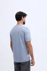 Remera Brooksfield de manga corta, color celeste con efecto gastado, fit regular y cuello redondo.