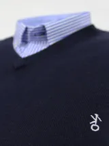 Sweater celeste de hilo con escote en V y logo bordado en el frente.