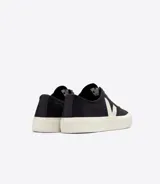 Zapatillas Veja Wata II Low, color negro con logo lateral en blanco y suela de goma color crema. Fabricadas en Brasil con algodón orgánico y caucho del Amazonas.
