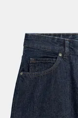 Jeans de tiro medio y corte balloon leg con efecto lavado, bolsillos clásicos y botamanga con vuelta.
