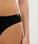 Bombacha bikini de hilo doble marca Lov, confeccionada en tul negro con textura geométrica y detalles transparentes.