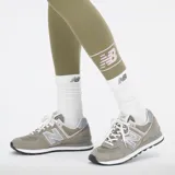 Calza deportiva New Balance de tiro alto, color verde oliva, con ajuste ceñido y logo de la marca estampado en la pantorrilla.