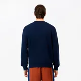 Buzo de cuello redondo Lacoste, color azul marino, con estampado gráfico grande del logo de la marca en el pecho y pequeño logo bordado en el lateral inferior.
