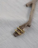 Par de aros tipo argolla de plata con textura irregular.