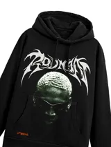Hoodie negro de corte amplio con estampa frontal de Dennis Rodman y tipografía estilo metal en la parte superior. Cuenta con capucha con cordones ajustables y bolsillo tipo canguro.