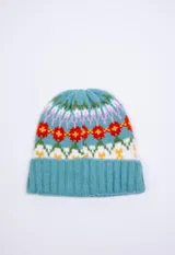 Gorro de lana tejido de punto color celeste, con diseño jacquard geométrico en blanco, rosa, verde, naranja y rojo.