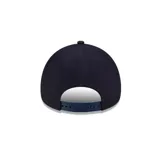 Gorro New Era 9Forty de los New York Yankees, color azul marino con logo del equipo bordado en blanco al frente. Diseño ajustable con visera curva.