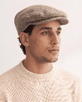 Boina con visera confeccionada en lana fina uruguaya 100% natural sin teñir, de diseño clásico.