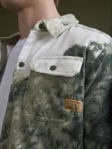 Camisa tipo chaqueta de franela escocesa con bolsillos de parche en el pecho.