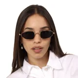 Lentes de sol con marco metálico dorado de forma ovalada y cristales oscuros. Diseño moderno y minimalista con protección UV400.