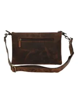 Cartera tipo bandolera de cuero natural en color marrón, con diseño grabado en relieve de motivos florales. Cuenta con correa ajustable y extraíble, cierre superior con cremallera y herrajes metálicos.