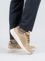 Championes Hush Puppies modelo Spinal Lthr Lace de color beige, con capellada de cuero perforado para mayor ventilación, cordones marrones y suela gruesa de EVA blanca con diseño texturizado.