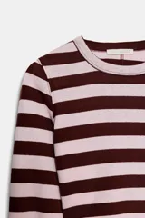 Top corto de manga larga con cuello redondo y bajo recto, confeccionado en hilatura de algodón con rayas horizontales marrones y rosadas.