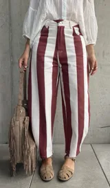 Jean barrel de tiro medio, con diseño de rayas verticales en color rojo y blanco, confeccionado en denim sin elastano.