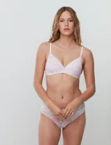 Soutien de lycra sin aro y copa formada, marca Montelle. Abrocha detrás en tres posiciones.