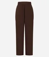Pantalón sastrero wide leg color marrón, con diseño de perneras amplias, tiro alto y pinzas delanteras.